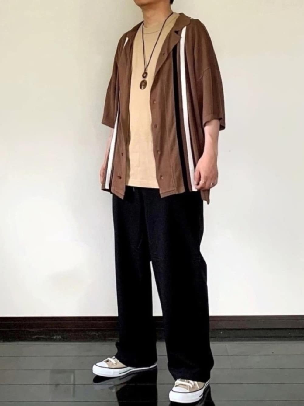 ブラウン系のシャツ/ブラウス、ベージュ系のTシャツ/カットソー、ブラック系のその他パンツを着用したメンズの春コーディネートの1枚目の写真