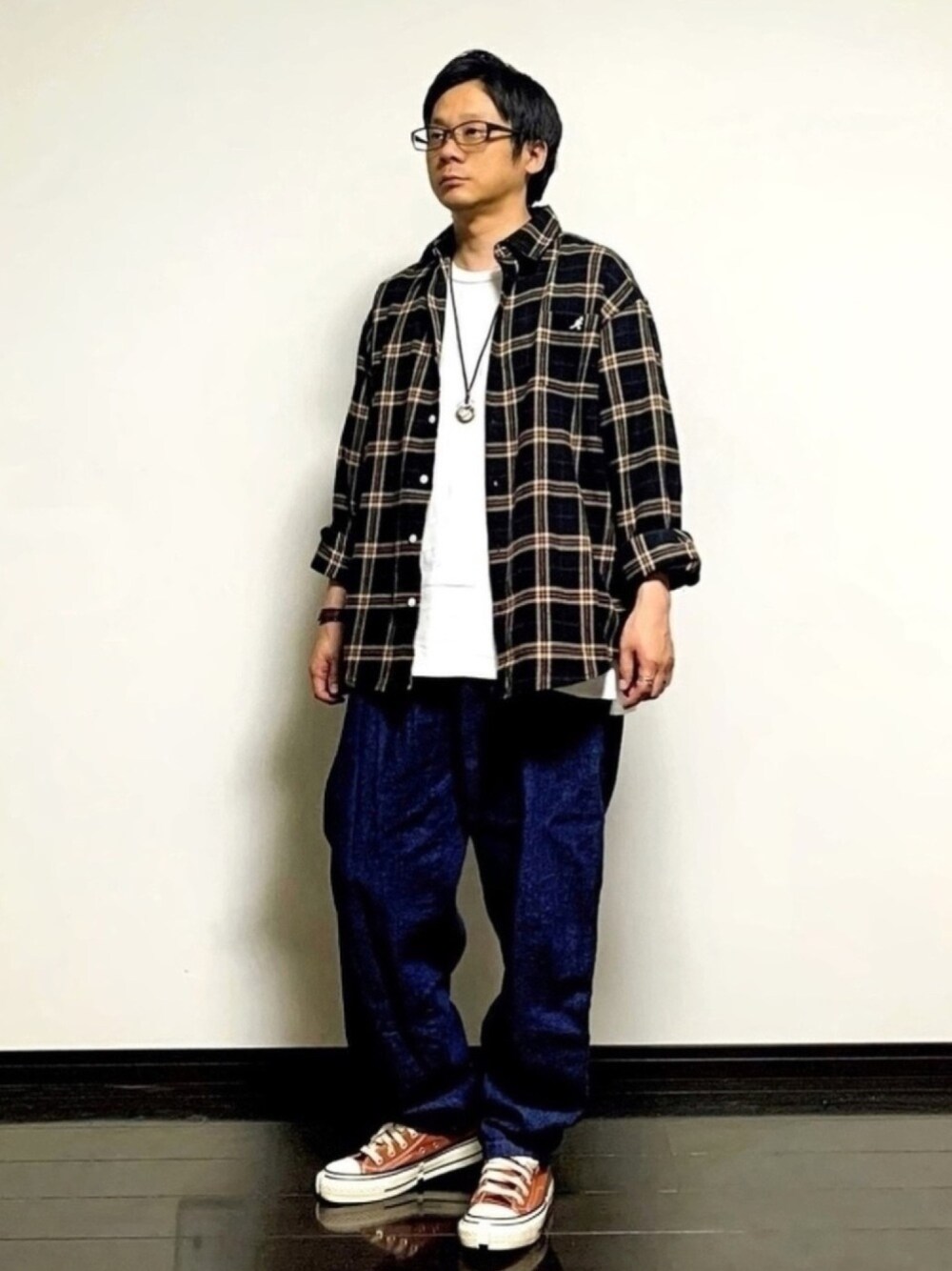 ブラック系のシャツ/ブラウス、ホワイト系のTシャツ/カットソー、ブルー系のその他パンツを着用したメンズの春コーディネートの1枚目の写真