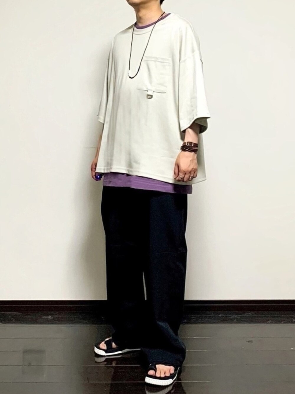グレー系のTシャツ/カットソー、パープル系のTシャツ/カットソー、ブラック系のその他パンツを着用したメンズの春コーディネートの1枚目の写真
