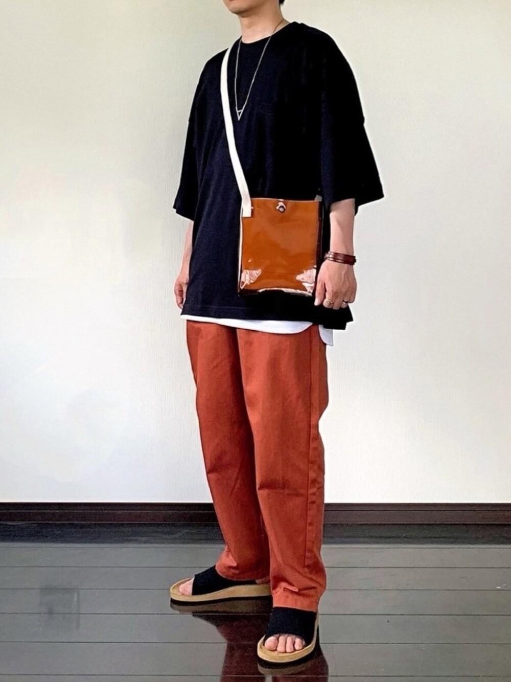 ブラック系のTシャツ/カットソー、ホワイト系のタンクトップ、オレンジ系のその他パンツを着用したメンズの春コーディネートの1枚目の写真