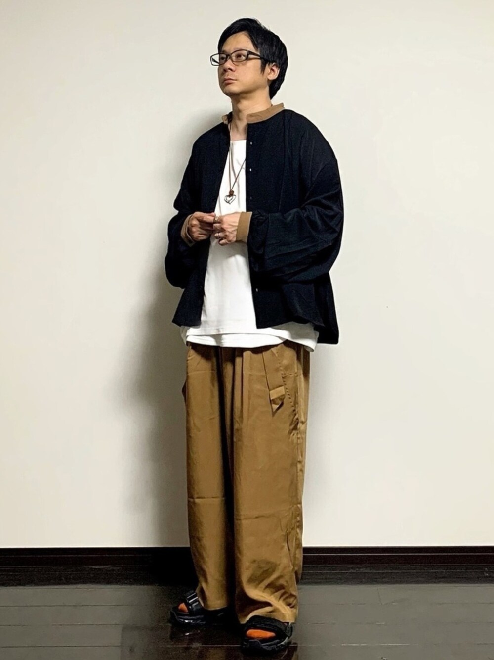 ブラック系のシャツ/ブラウス、ホワイト系のTシャツ/カットソー、ホワイト系のタンクトップを着用したメンズの春コーディネートの1枚目の写真