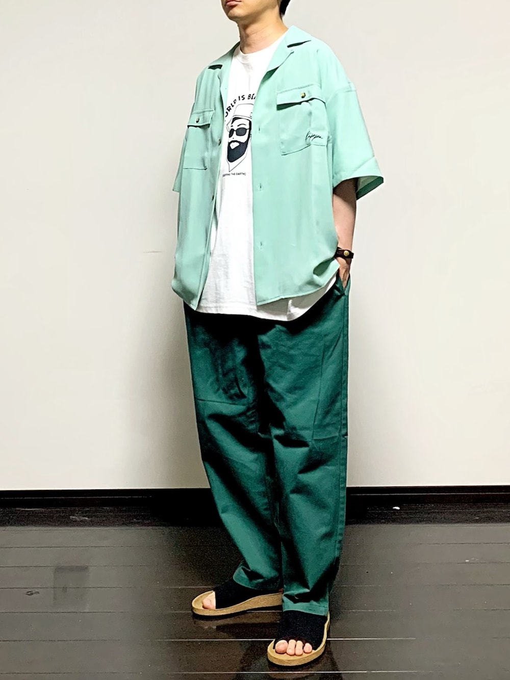 グリーン系のシャツ/ブラウス、ホワイト系のTシャツ/カットソー、ブルー系のその他パンツを着用したメンズの夏コーディネートの1枚目の写真