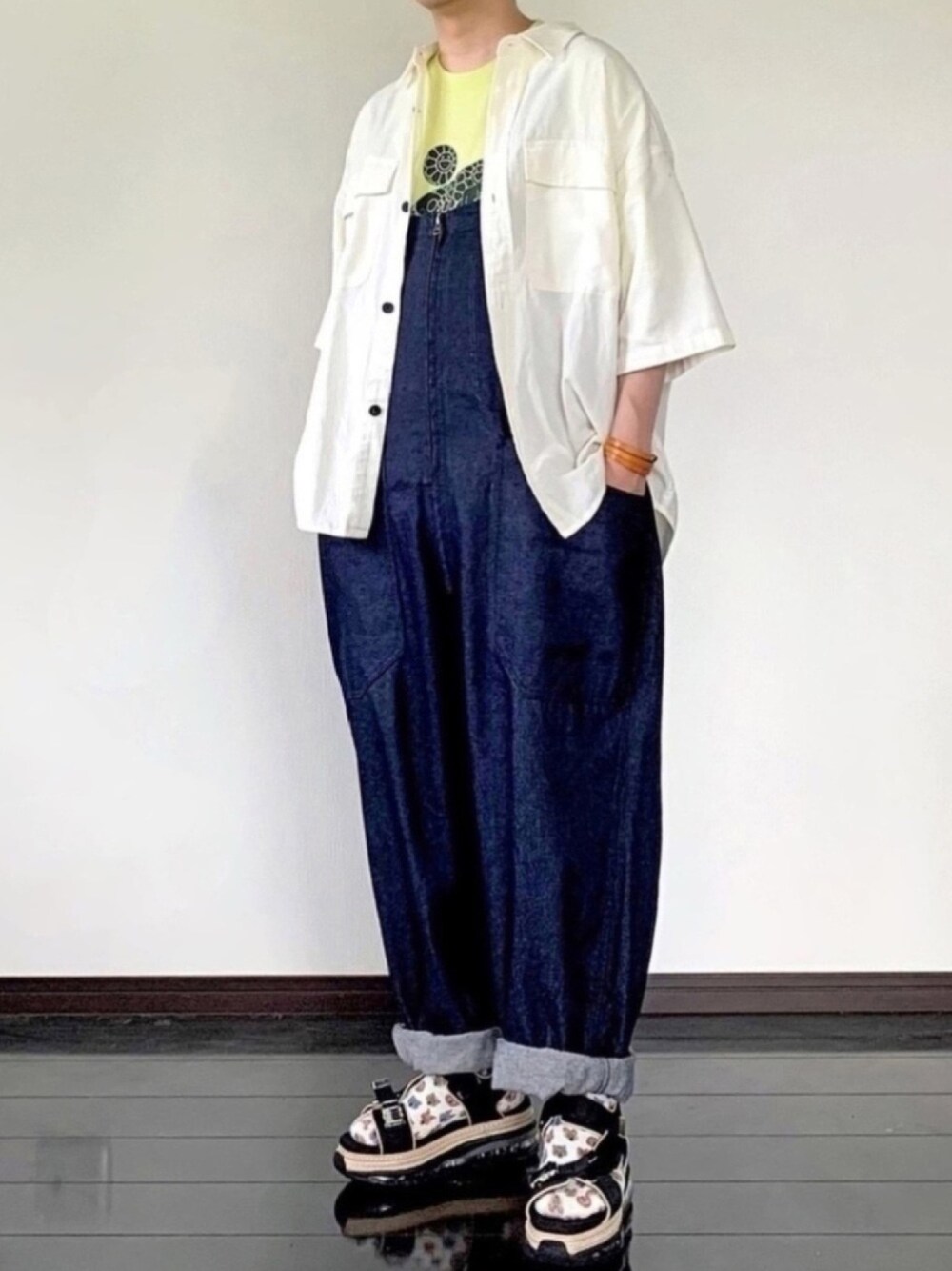 ホワイト系のシャツ/ブラウス、グリーン系のTシャツ/カットソー、ブルー系のサロペット/オーバーオールを着用したメンズの夏コーディネートの1枚目の写真