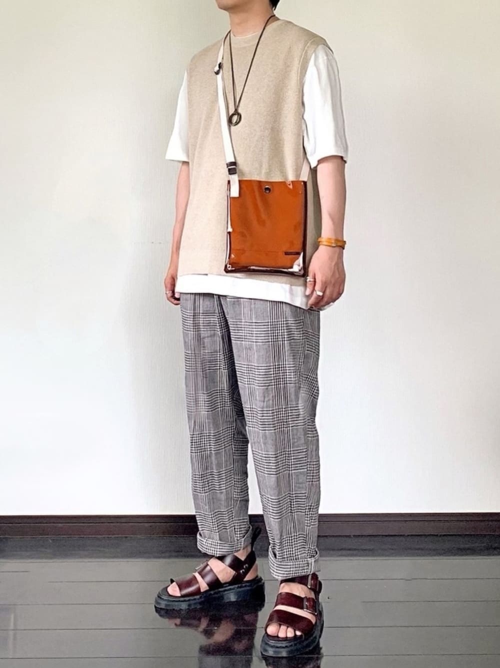 「夏コーデ、チェックパンツ、UNIQLO、サンダルコーデ、ベスト、低身長、カジュアル、ユニクロ、チェック、休日スタイル」｜「CAL O LINEのCAL O LINE/キャルオーライン SOLID COLOR POCKET T-SHIRT（Tシャツ/カットソー、ホワイト系）」を使った、ヒデさん（メンズ・165cm）の夏コーディネートの1枚目の写真