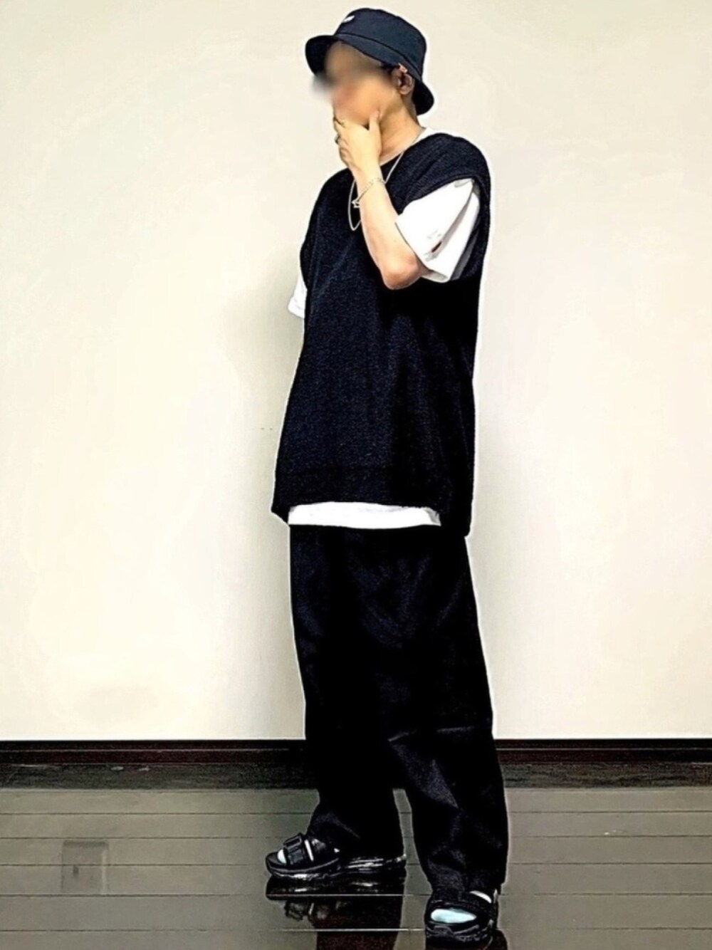 ホワイト系のTシャツ/カットソー、ブラック系のベスト、ブラック系のその他パンツを着用したメンズの夏コーディネートの1枚目の写真