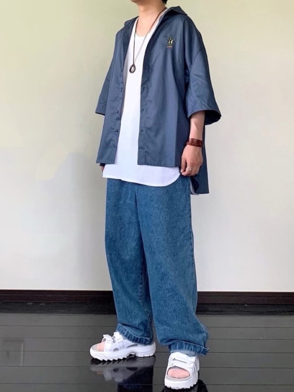 ブルー系のシャツ/ブラウス、ホワイト系のタンクトップ、ブルー系のデニムパンツを着用したメンズの夏コーディネートの1枚目の写真