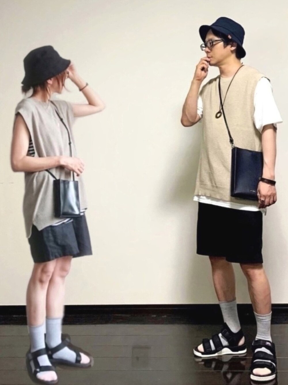 ベージュ系のベスト、ホワイト系のTシャツ/カットソー、ブラック系のパンツを着用したメンズの夏コーディネートの1枚目の写真