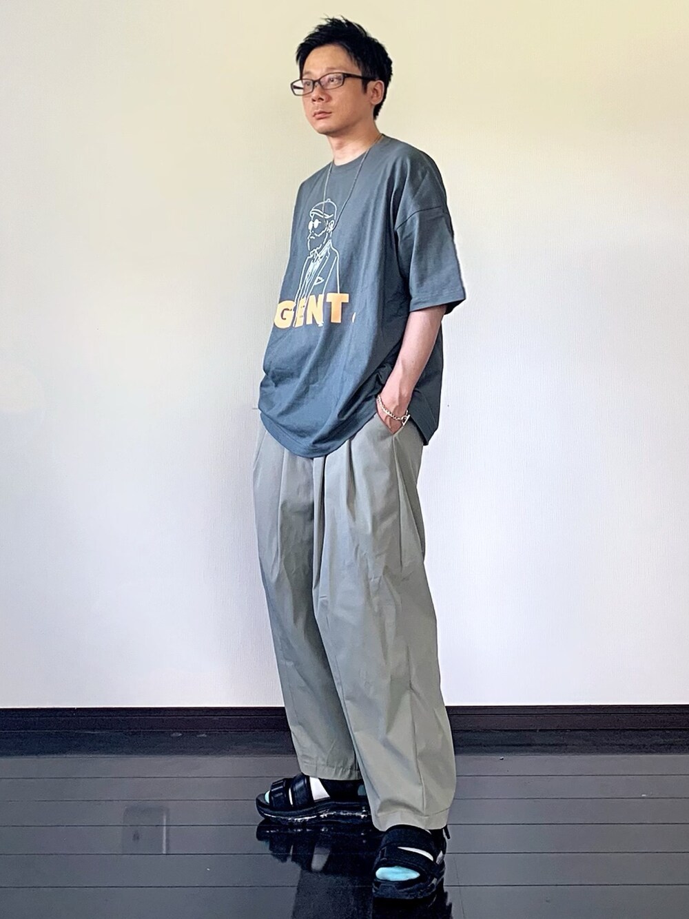 グリーン系のTシャツ/カットソー、グリーン系のその他パンツ、ブラック系のサンダルを着用したメンズの夏コーディネートの1枚目の写真