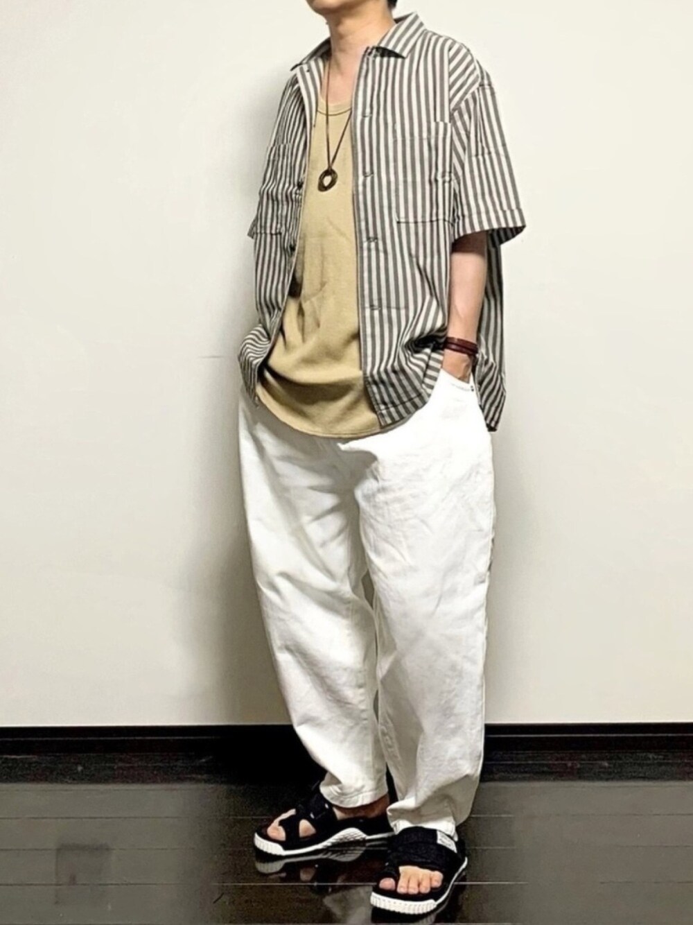 ブラウン系のシャツ/ブラウス、ベージュ系のタンクトップ、ホワイト系のデニムパンツを着用したメンズの春コーディネートの1枚目の写真
