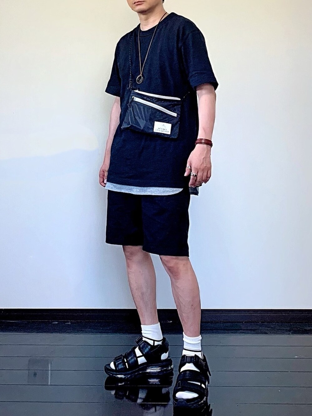 ブラック系のTシャツ/カットソー、グレー系のタンクトップ、ブラック系のパンツを着用したメンズの夏コーディネートの1枚目の写真