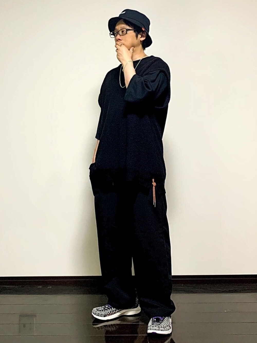 ブラック系のTシャツ/カットソー、ブラック系のベスト、ブラック系のその他パンツを着用したメンズの夏コーディネートの1枚目の写真