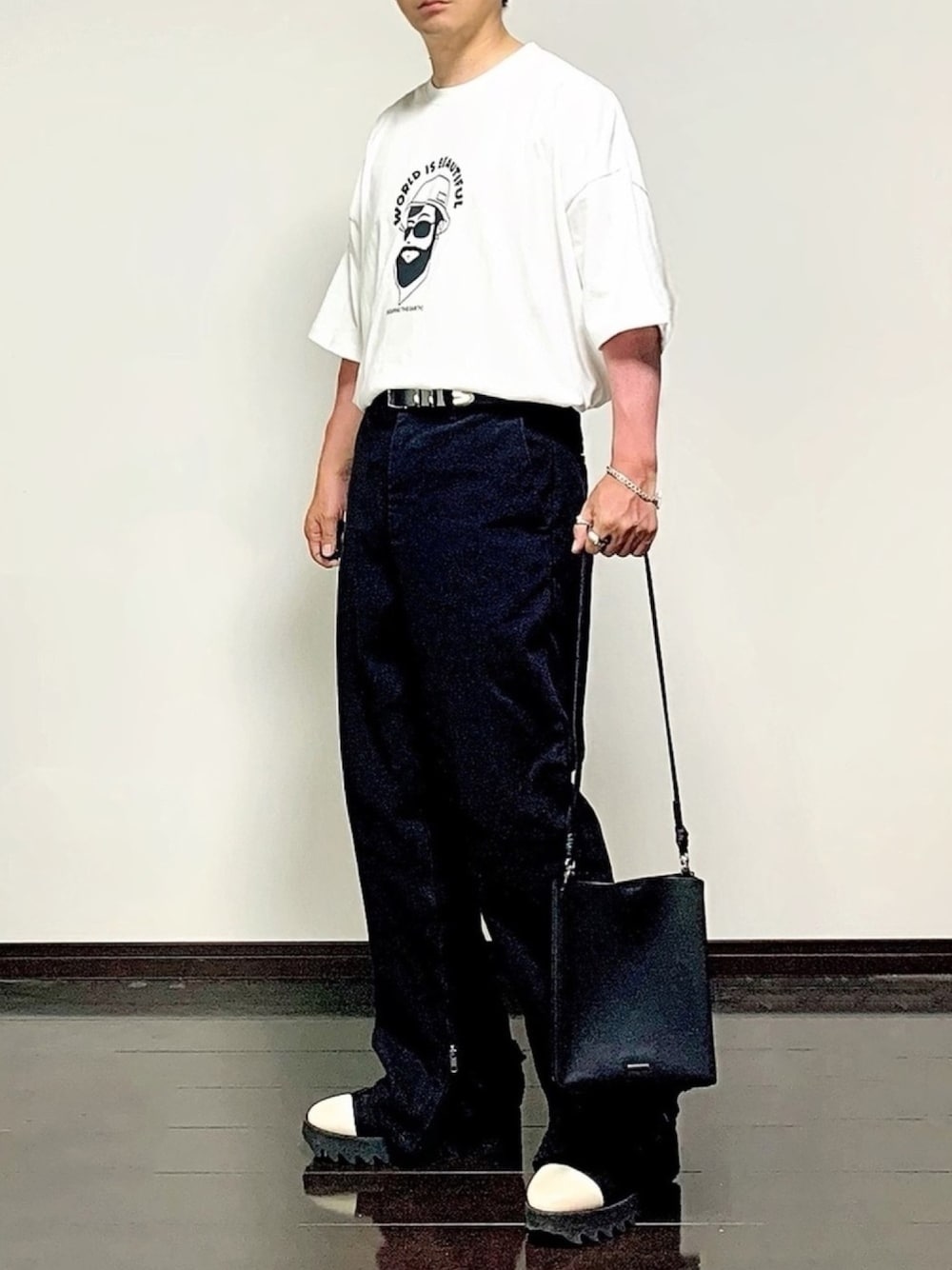 ホワイト系のTシャツ/カットソー、ブラック系のデニムパンツ、ブラック系のスニーカーを着用したメンズの夏コーディネートの1枚目の写真