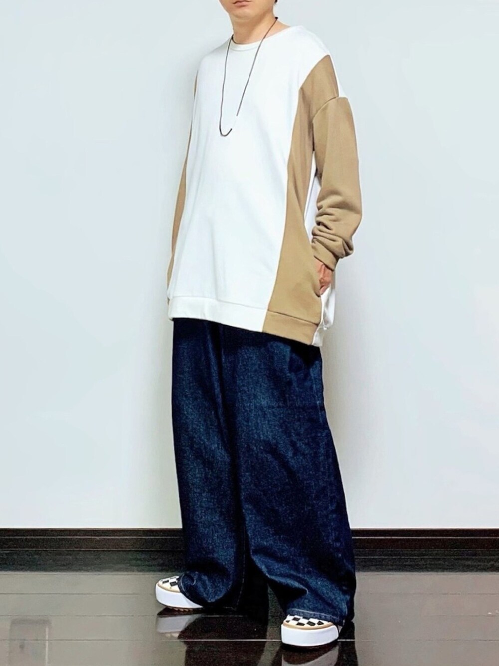 「EDWIN、エドウィン、ワイドデニム、オーバーサイズ、秋服準備はじめました、ブラウン、ワイドパンツ、リラックススタイル、秋コーデ、スウェット」｜「DOOPZのDOOPZ　バイカラールーズスウェット（スウェット、ホワイト系）」を使った、ヒデさん（メンズ・165cm）の秋コーディネートの1枚目の写真