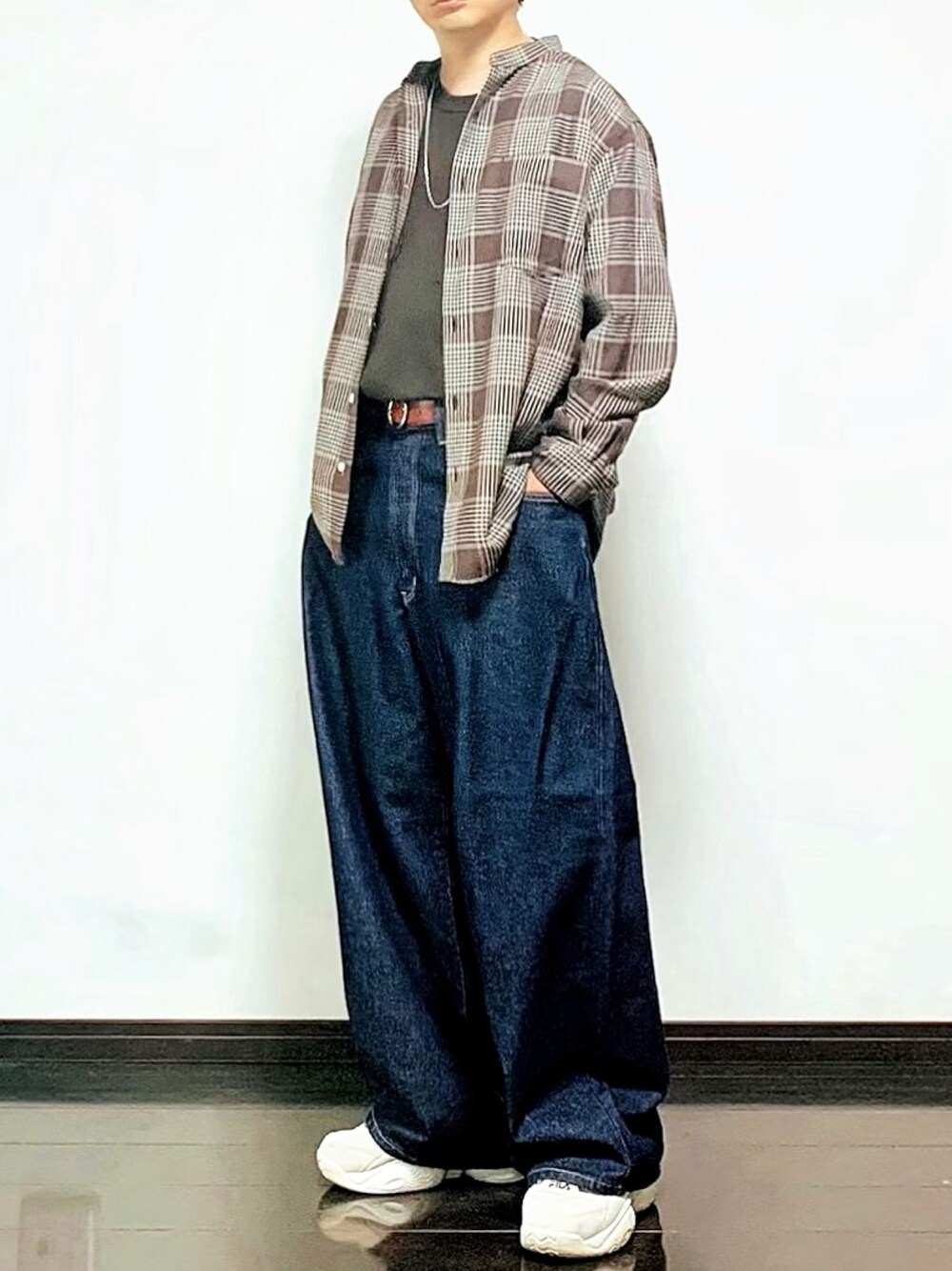 「SENSEOFPLACE、EDWIN、エドウィン、ワイドパンツ、チェックシャツ、オーバーサイズ、白スニーカー、秋服準備はじめました、ブラウン、秋コーデ」｜「SENSE OF PLACE by URBAN RESEARCHのバンドカラーネルシャツ（シャツ/ブラウス、ブラウン系）」を使った、ヒデさん（メンズ・165cm）の秋コーディネートの1枚目の写真