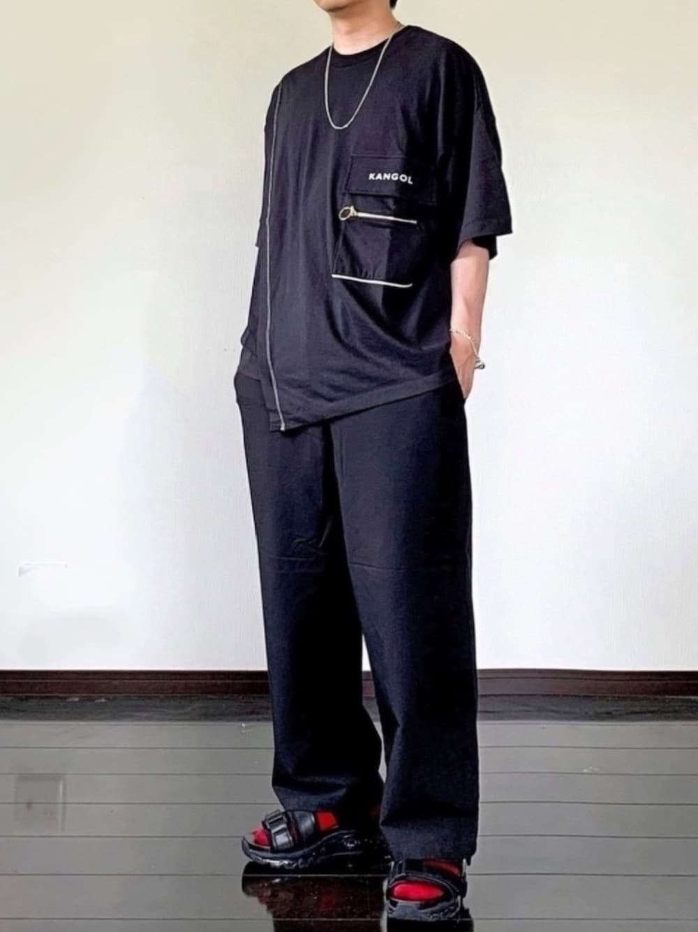 ブラック系のTシャツ/カットソー、ブラック系のその他パンツ、ブラック系のサンダルを着用したメンズの夏コーディネートの1枚目の写真