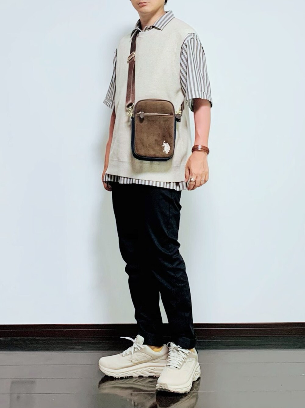 ブラウン系のシャツ/ブラウス、ベージュ系のベスト、ブラック系のその他パンツを着用したメンズの秋コーディネートの1枚目の写真