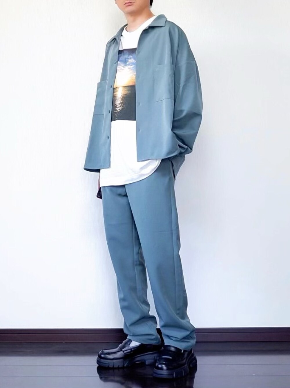 グリーン系のシャツ/ブラウス、ホワイト系のTシャツ/カットソー、グリーン系のその他パンツを着用したメンズの秋コーディネートの1枚目の写真