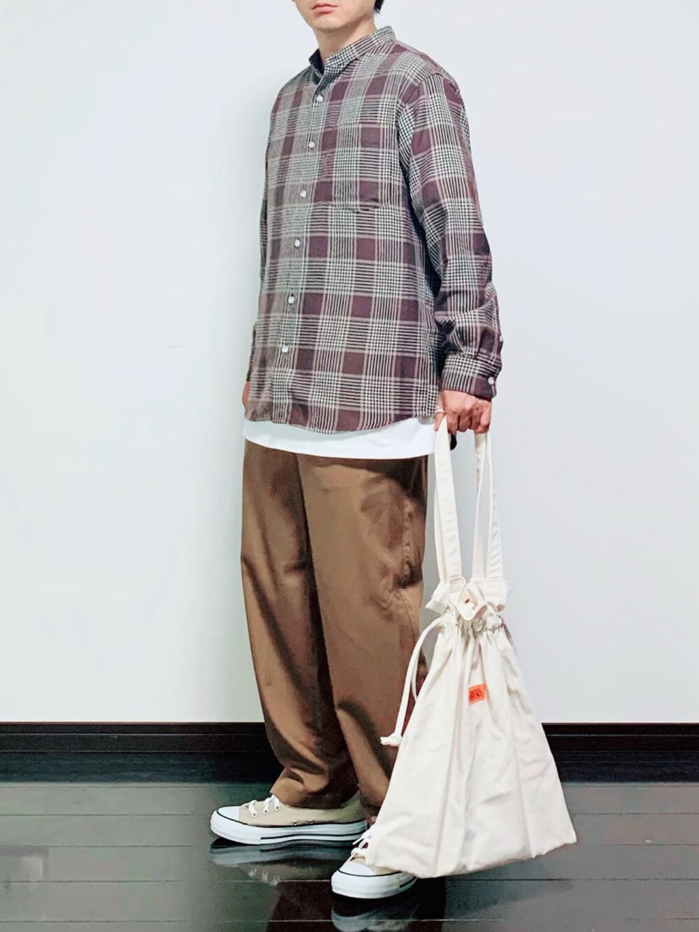 ブラウン系のシャツ/ブラウス、ホワイト系のTシャツ/カットソー、ブラウン系のその他パンツを着用したメンズの秋コーディネートの1枚目の写真