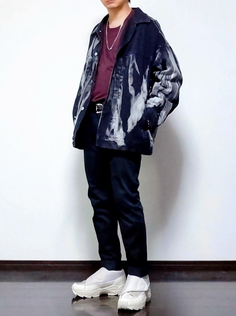 レッド系のTシャツ/カットソー、ブラック系のデニムジャケット、ブラック系のその他パンツを着用したメンズの秋コーディネートの1枚目の写真