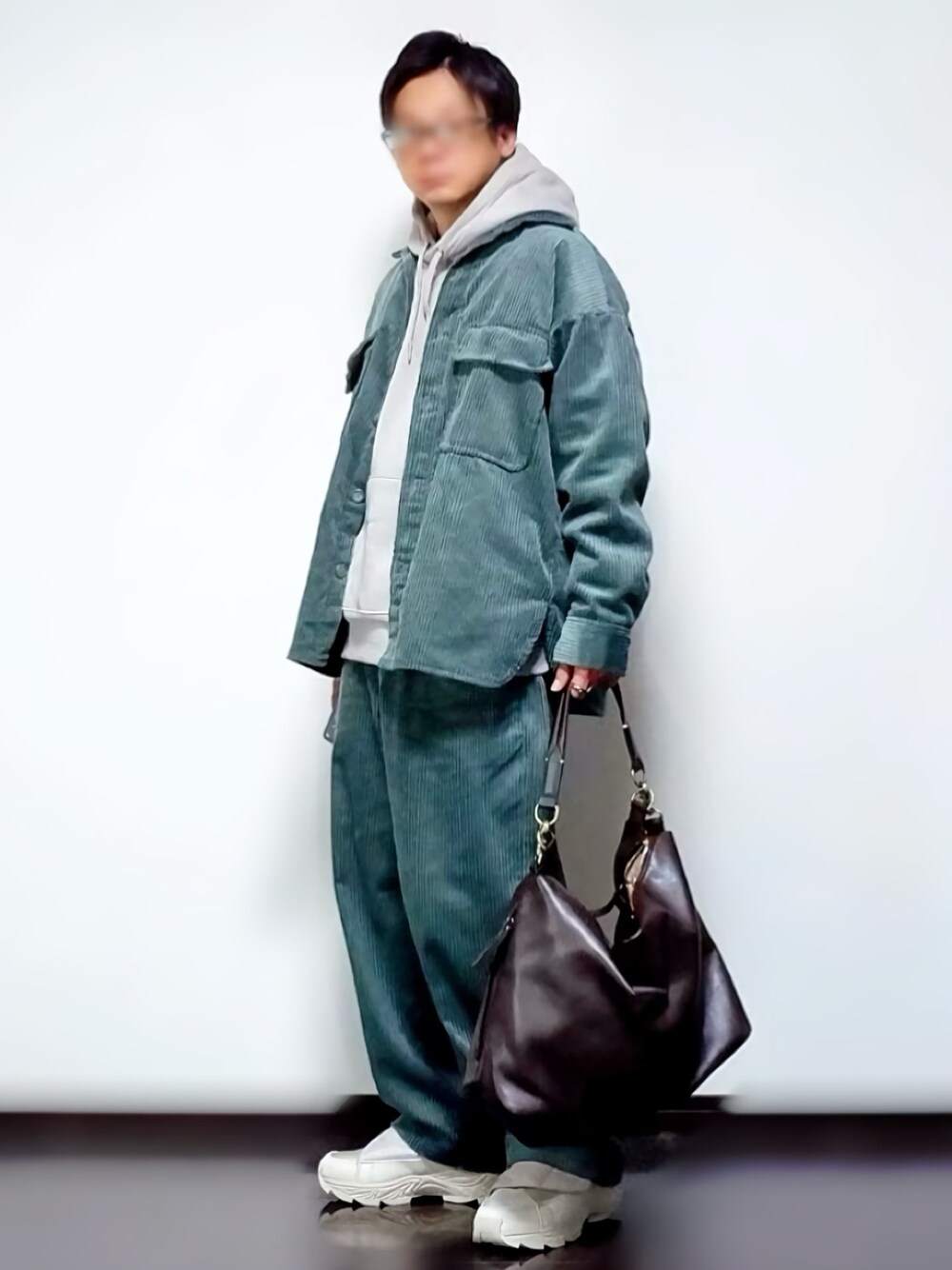 「SENSEOFPLACE、SENSE OF PLACE by URBAN RESEAR、CPOジャケット、ショルダーバッグ、ビックシルエット、秋のマイ旬スタイル、レイヤードスタイル、セットアップ、コーデュロイパンツ、パーカー」｜「SENSE OF PLACE by URBAN RESEARCHのコーデュロイCPOジャケット（その他アウター、グリーン系）」を使った、ヒデさん（メンズ・165cm）の秋コーディネートの1枚目の写真