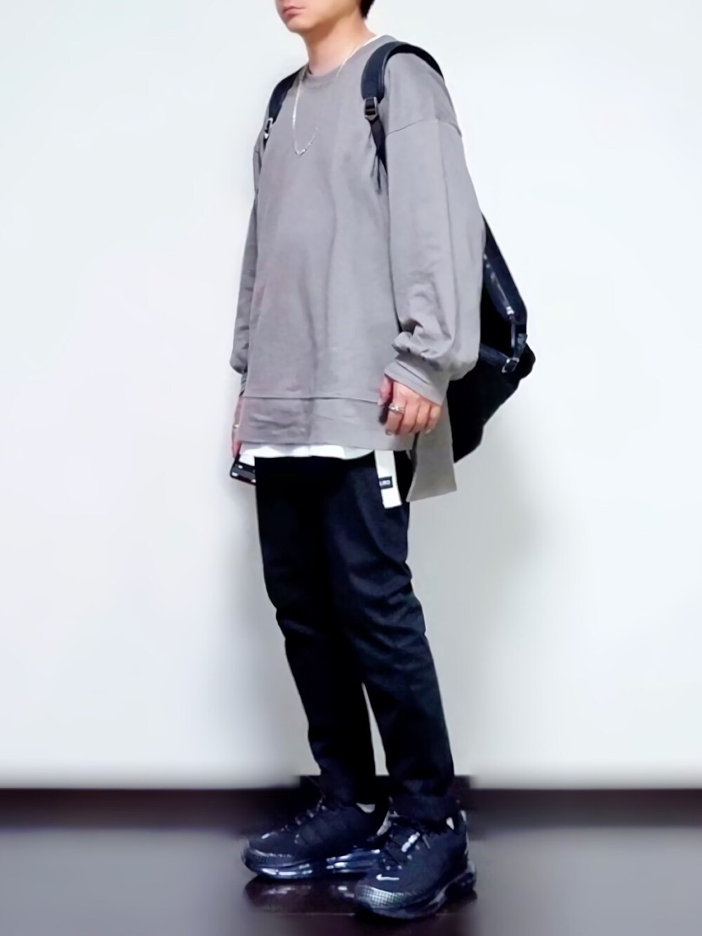 グレー系のTシャツ/カットソー、ホワイト系のタンクトップ、ブラック系のその他パンツを着用したメンズの秋コーディネートの1枚目の写真