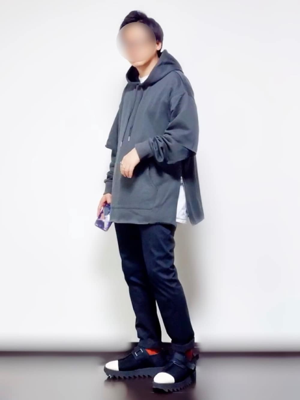 グレー系のパーカー、ホワイト系のTシャツ/カットソー、ブラック系のその他パンツを着用したメンズの秋コーディネートの1枚目の写真