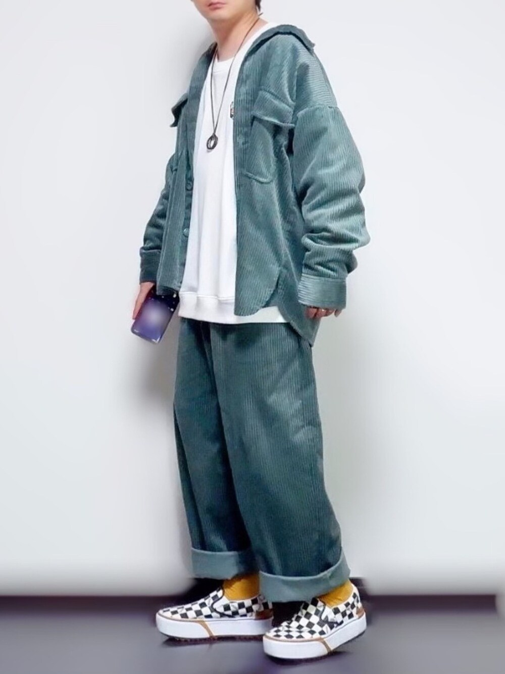 ホワイト系のスウェット、グリーン系のその他アウター、グリーン系のその他パンツを着用したメンズの秋コーディネートの1枚目の写真