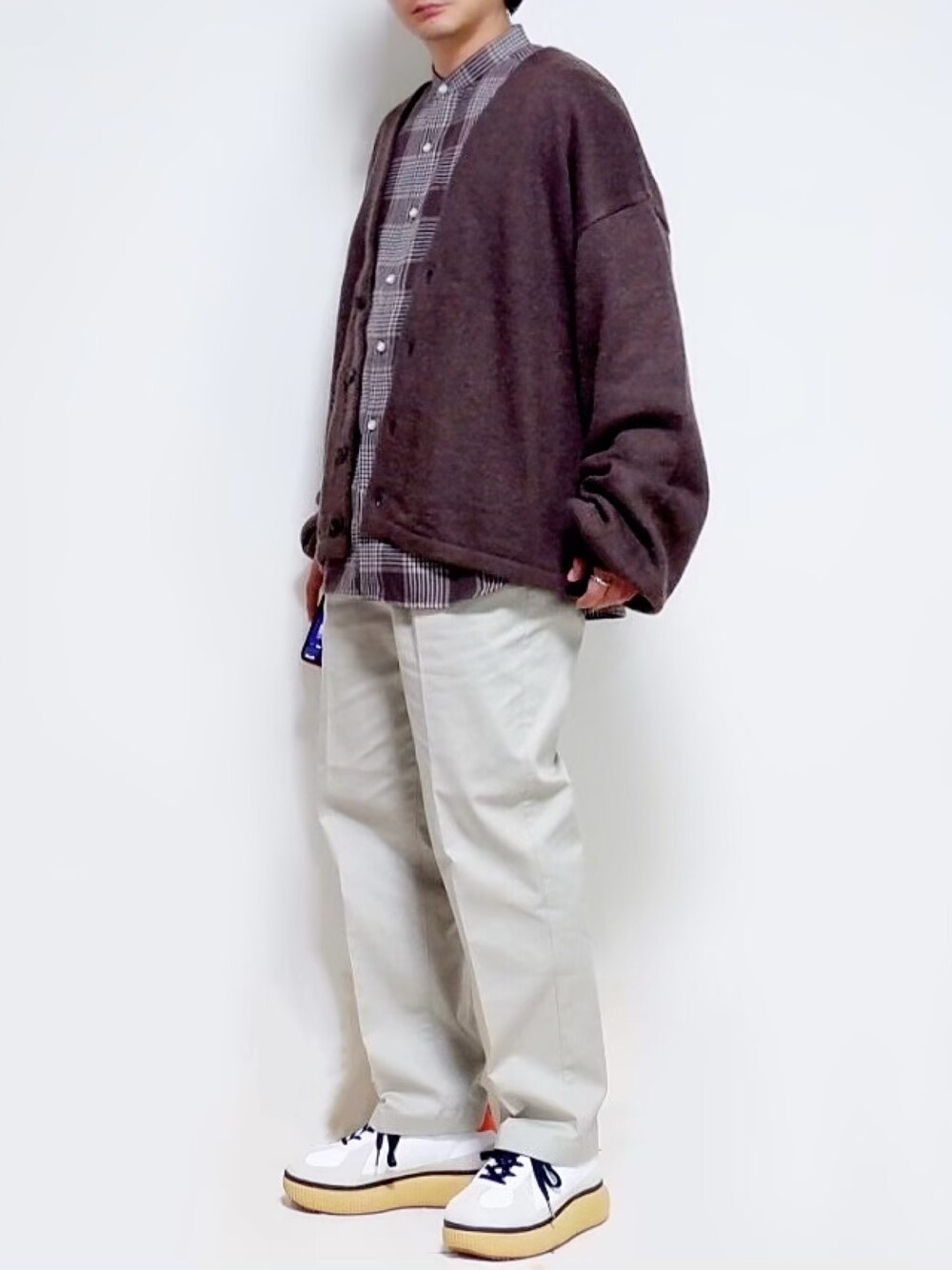 「URBAN RESEARCH DOORS、ビッグシルエット、カーディガン、チェック柄に恋してる、スニーカー、淡色コーデ、ブラウン、休日スタイル、SENSEOFPLACE、スニーカーコーデ」｜「HAREのモヘヤボリュームアームカーディガン(HARE)（カーディガン/ボレロ、ブラウン系）」を使った、ヒデさん（メンズ・165cm）の秋コーディネートの1枚目の写真