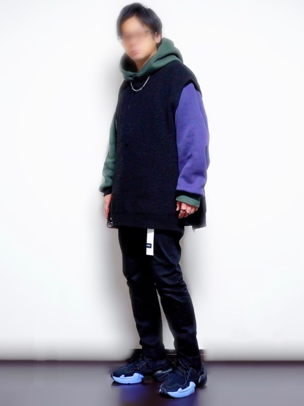 ブラック系のパーカー、ブラック系のベスト、ブラック系のその他パンツを着用したメンズの秋コーディネートの1枚目の写真