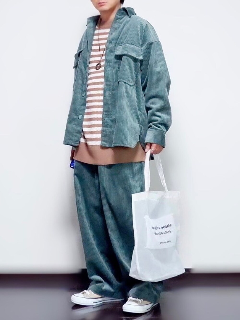 グリーン系のその他アウター、ベージュ系のニット/セーター、グリーン系のその他パンツを着用したメンズの秋コーディネートの1枚目の写真