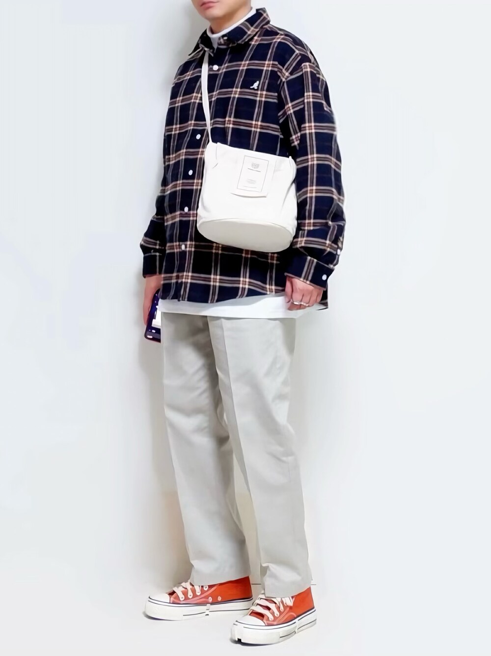 ホワイト系のTシャツ/カットソー、ブラック系のシャツ/ブラウス、ホワイト系のその他パンツを着用したメンズの秋コーディネートの1枚目の写真