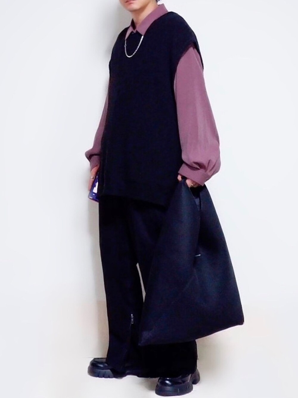 ブラウン系のシャツ/ブラウス、ブラック系のベスト、ブラック系のデニムパンツを着用したメンズの秋コーディネートの1枚目の写真