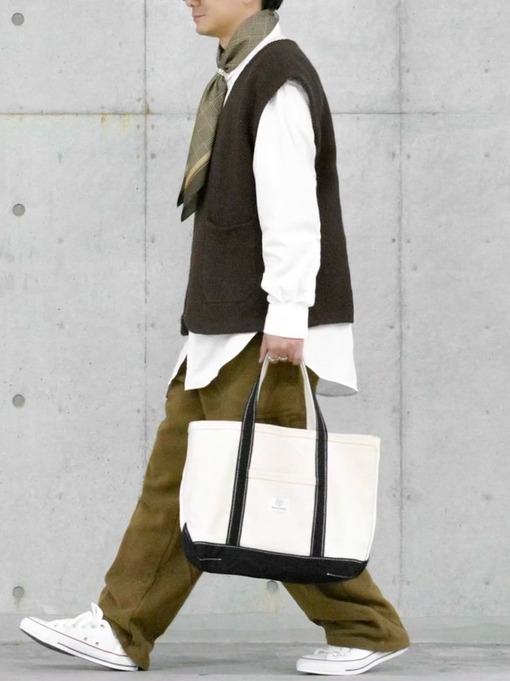 ホワイト系のシャツ/ブラウス、ブラウン系のベスト、ブラウン系のその他パンツを着用したメンズの冬コーディネートの1枚目の写真