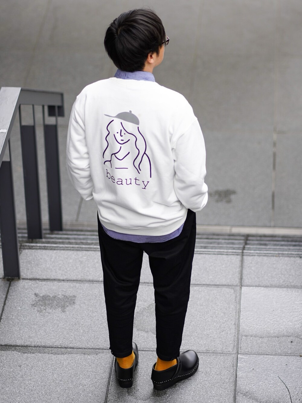 ホワイト系のスウェット、ブルー系のシャツ/ブラウス、ブラック系のその他パンツを着用したメンズの春コーディネートの1枚目の写真