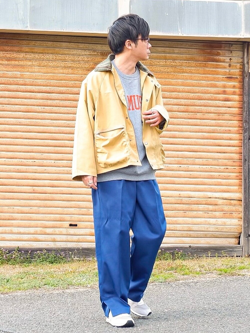 イエロー系のブルゾン、グレー系のスウェット、ブルー系のその他パンツを着用したメンズの春コーディネートの1枚目の写真