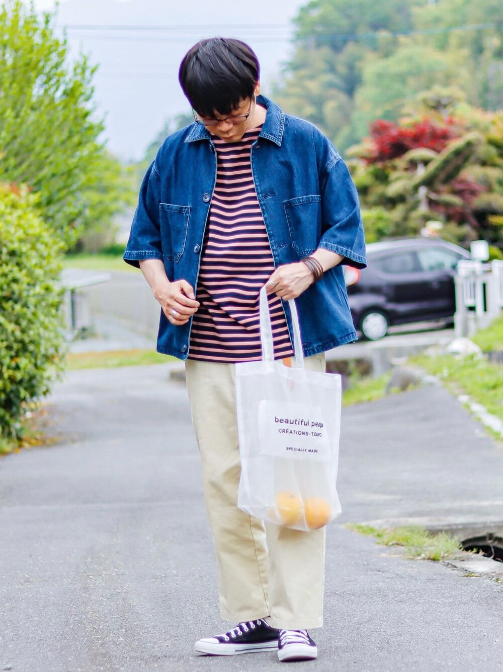 ピンク系のTシャツ/カットソー、ブルー系のシャツ/ブラウス、ベージュ系のチノパンツを着用したメンズの春コーディネートの1枚目の写真