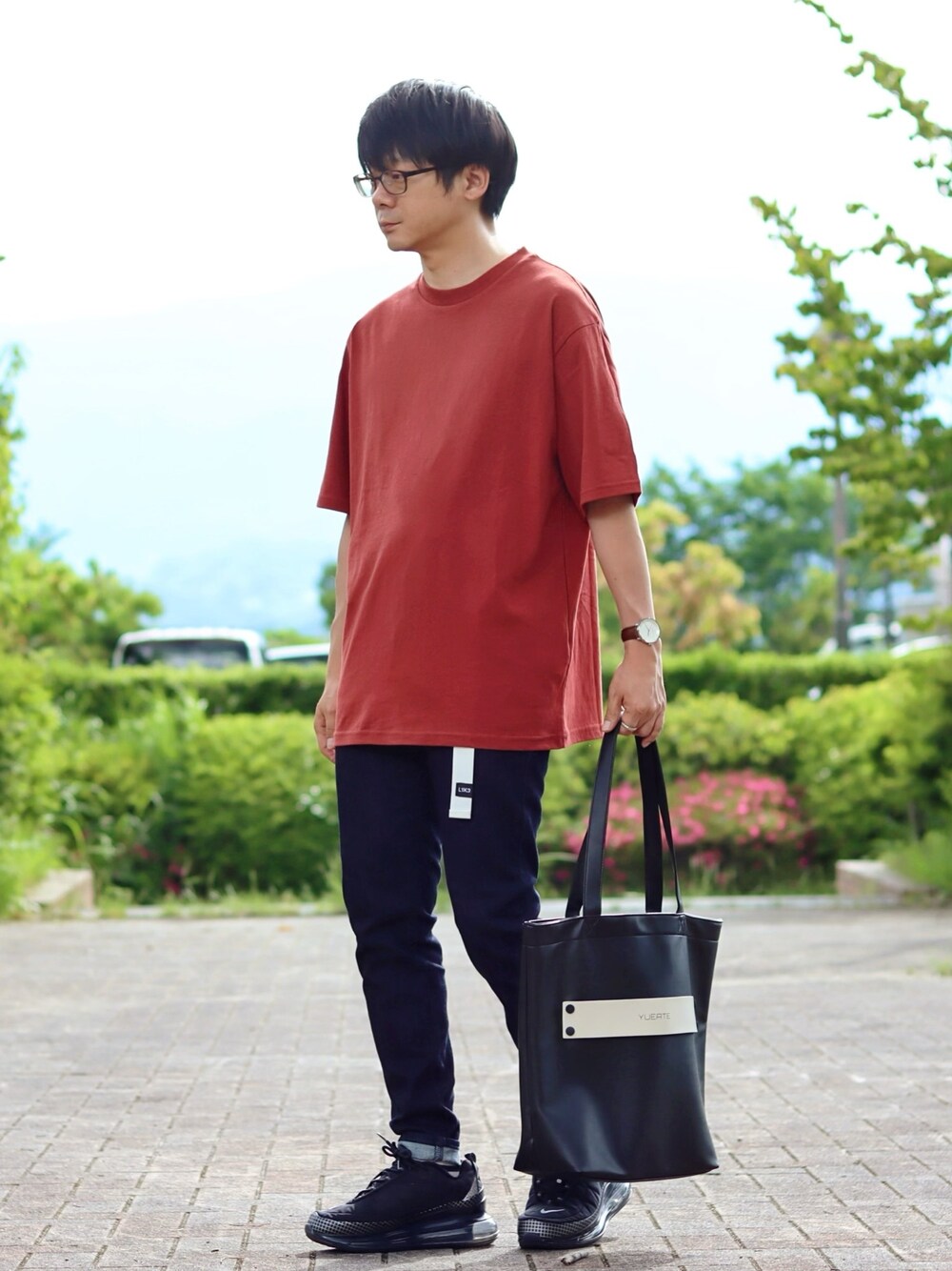 「これが私をアゲる服、シンプルコーデ、トートバッグ、プチプラ、韓国ファッション、ストリート、ネオンカラー」｜「URBAN RESEARCH ROSSO MENの【15色展開】USAコットンMYSTANDARD半袖Tシャツ（Tシャツ/カットソー、レッド系）」を使った、ヒデさん（メンズ・165cm）の春コーディネートの1枚目の写真