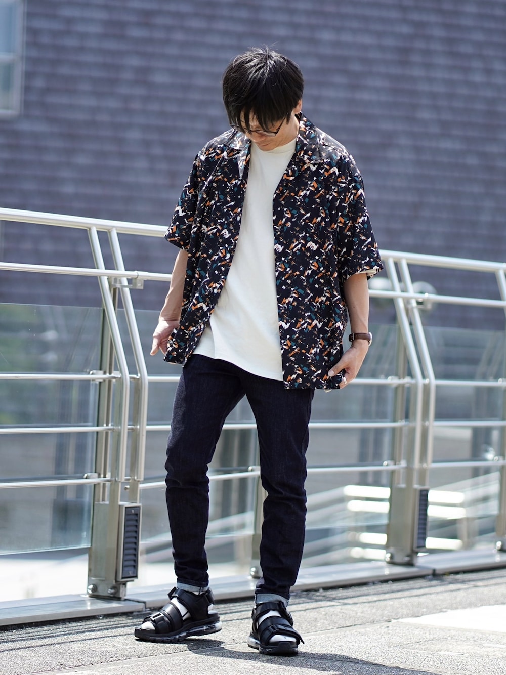 その他のシャツ/ブラウス、ベージュ系のTシャツ/カットソー、ブルー系のデニムパンツを着用したメンズの春コーディネートの1枚目の写真