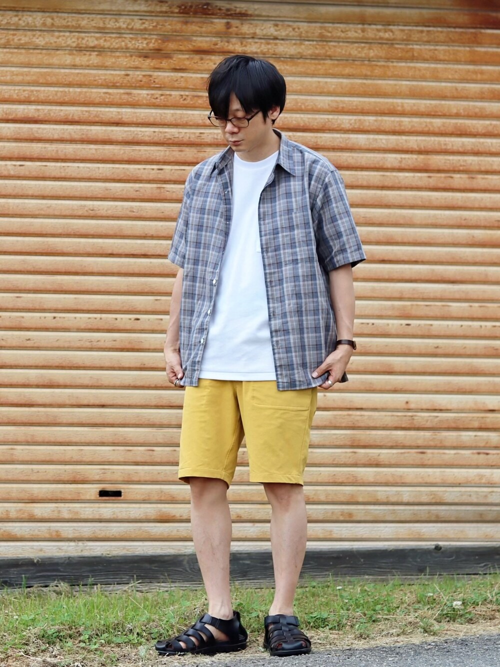 ブルー系のシャツ/ブラウス、ホワイト系のTシャツ/カットソー、イエロー系のその他パンツを着用したメンズの夏コーディネートの1枚目の写真