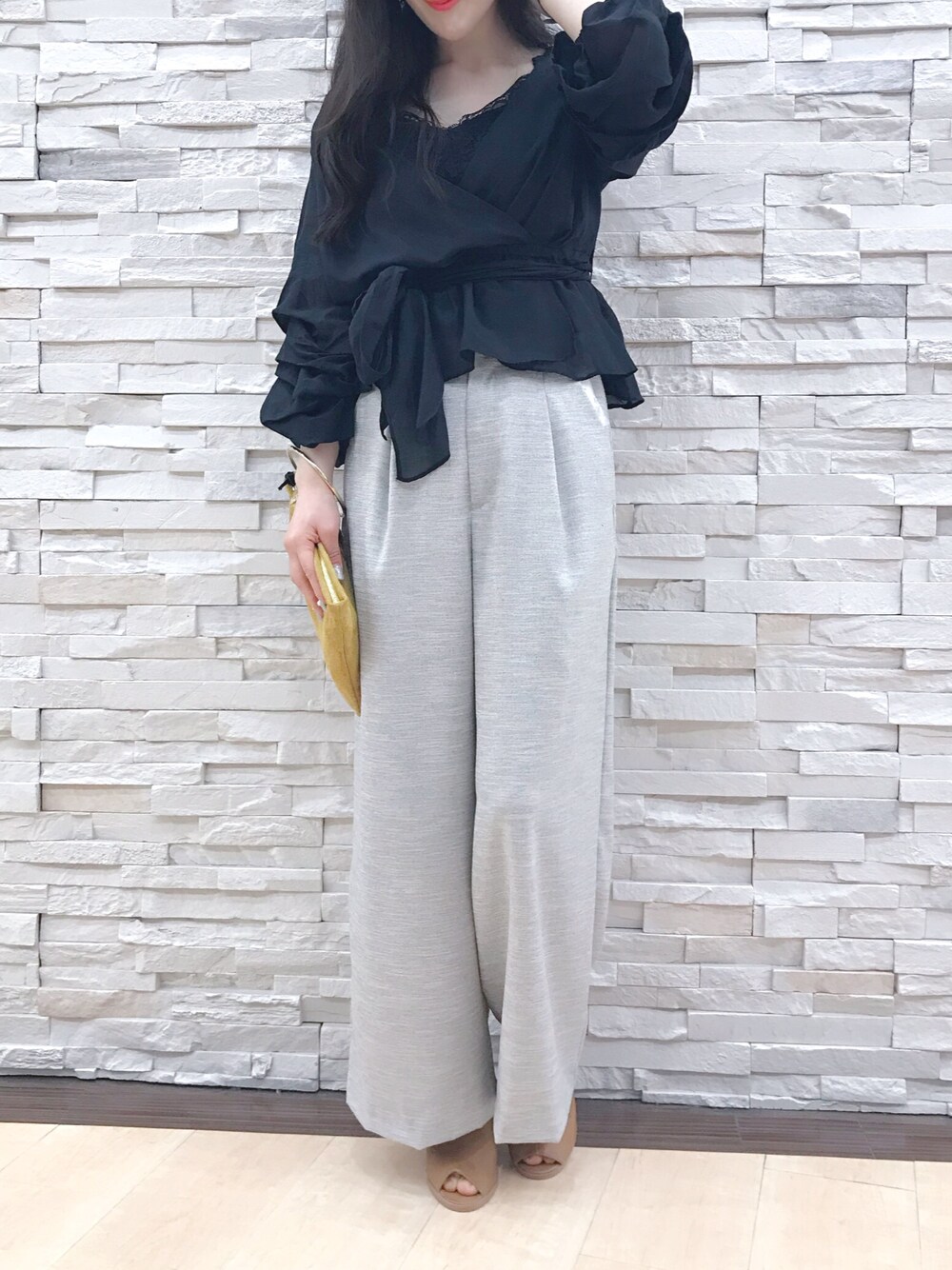 「シンプルコーデ、ラボラトリーワーク(laboratory work)、ワイドパンツ、グレー、夏、ラクチンコーデ、サンダル、キレイめ、大人コーデ、モノトーン」｜「laboratory workのタックワイドパンツ（その他パンツ、グレー系）」を使った、mio🍒さん（レディース・160cm）の春コーディネートの1枚目の写真