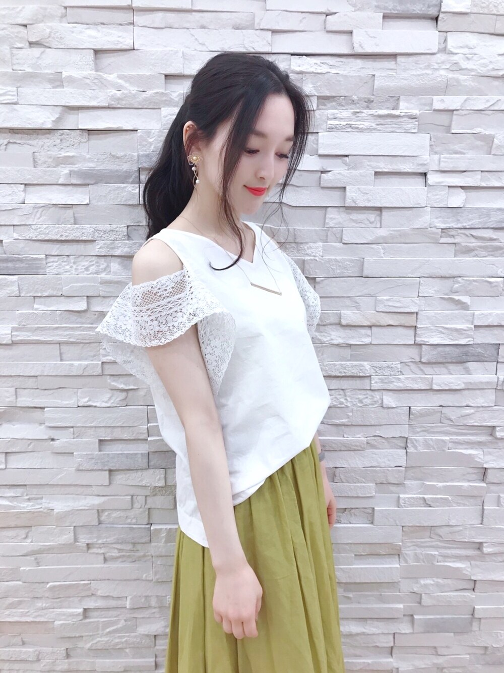 「シンプルコーデ、夏コーデ、ラボラトリーワーク(laboratory work)、オトナ女子、summer、おしゃれさんと繋がりたい、レース、イエロー、レースブラウス」｜「laboratory workの袖レースブラウス（シャツ/ブラウス、ホワイト系）」を使った、mio🍒さん（レディース・160cm）の春コーディネートの1枚目の写真