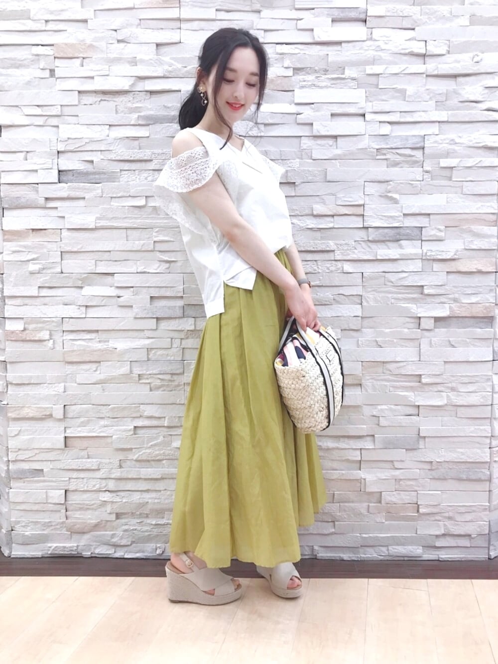 「ラボラトリーワーク(laboratory work)、シンプルコーデ、春夏コーデ、夏コーデ、オトナ女子、summer、サンダル、イエロースカート、イエロー、オトナカジュアル」｜「laboratory workのコットンシルクカラーマキシスカート（スカート、イエロー系）」を使った、mio🍒さん（レディース・160cm）の春コーディネートの1枚目の写真