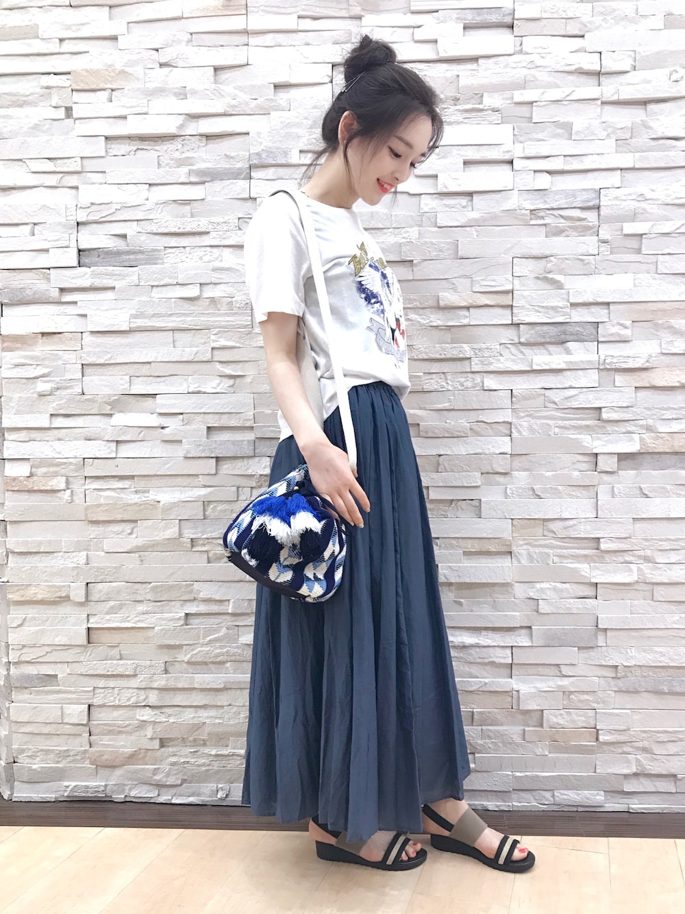 「夏コーデ、大人カジュアル、おしゃれさんと繋がりたい、ラボラトリーワーク(laboratory work)、スカート、モノトーン、シンプル、ロゴT、サンダル、カジュアル」｜「laboratory workのコットンシルクカラーマキシスカート【WEB限定カラーあり】（スカート、ブルー系）」を使った、mio🍒さん（レディース・160cm）の春コーディネートの1枚目の写真