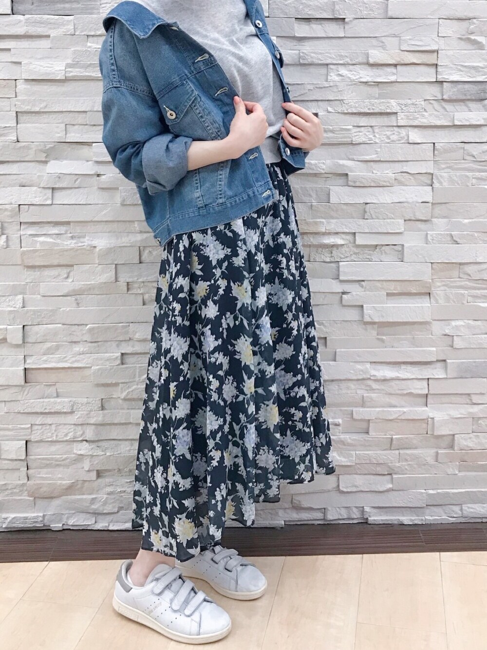 「大人カジュアル、ゆるコーデ、休日コーデ、大人コーデ、Gジャン、ラボラトリーワーク(laboratory work)、花柄、黒、スタンスミス、スニーカー」｜「laboratory workの花柄ロングスカート（スカート、ブルー系）」を使った、mio🍒さん（レディース・160cm）の夏コーディネートの1枚目の写真
