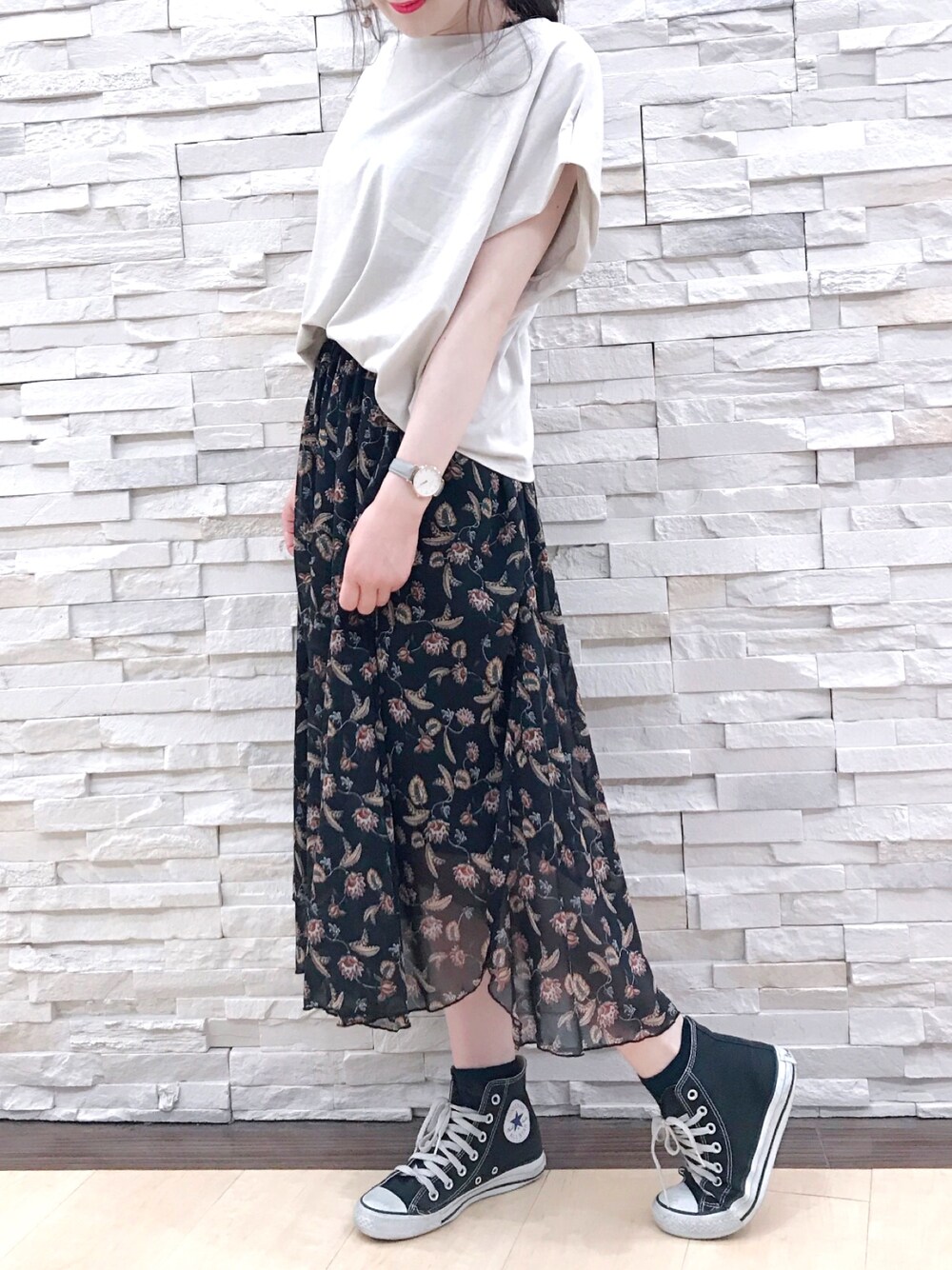 「シンプルコーデ、オトナカジュアル、カジュアルコーデ、スニーカー、ゆるコーデ、ラボラトリーワーク(laboratory work)、スカート、夏コーデ、converse」｜「laboratory workのオブリーク風プリントスカート（スカート、ブラック系）」を使った、mio🍒さん（レディース・160cm）の夏コーディネートの1枚目の写真