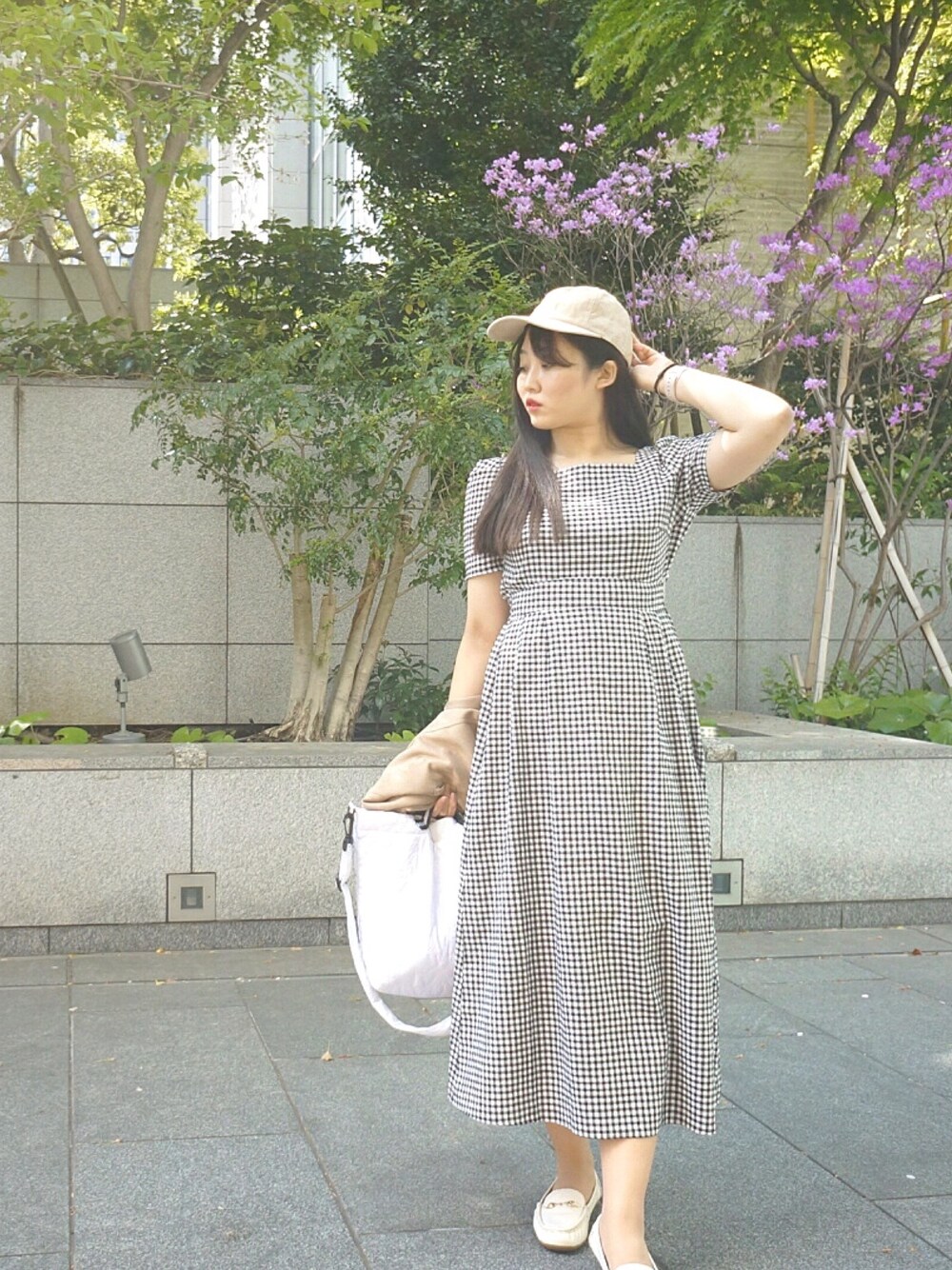 キャップを使った「ギンガムチェックワンピース」の人気ファッション
