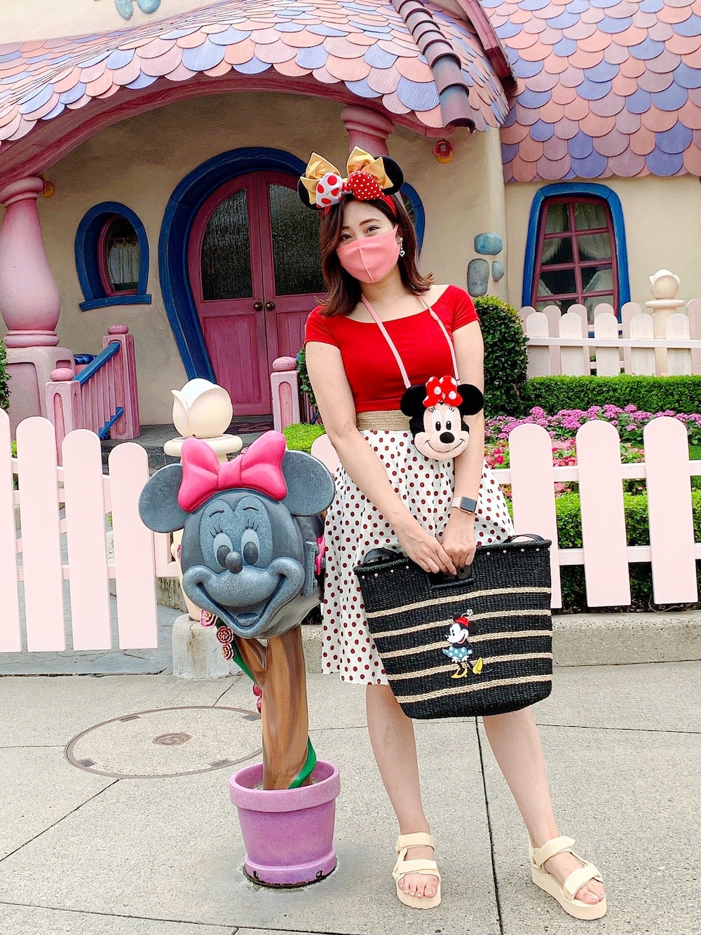 「ディスコート、アコモデ、ディズニー、ディズニーコーデ、ディズニーランド、ミニーちゃん、ミニーコーデ、サンダルコーデ、かごバッグ」｜「ACCOMMODEの【ACCOMMODE】DISNEYかごバッグ（かごバッグ、ブラック系）」を使った、Runaさん（レディース・163cm）の夏コーディネートの1枚目の写真