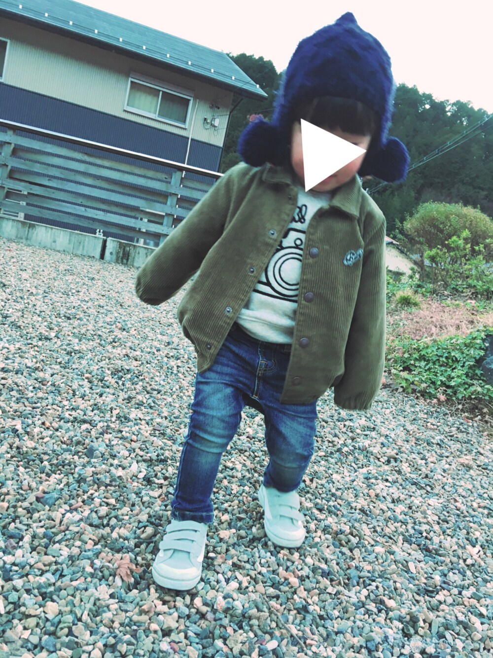 「キッズファッション、男の子コーデ、ニット、プチプラ、スキニーデニム、3歳、VANS、息子コーデ」｜「B:MING by BEAMSのビーミング by ビームス / コーデュロイ コーチジャケット（ブルゾン、グリーン系）」を使った、uraさん（キッズ・90cm）の冬コーディネートの1枚目の写真
