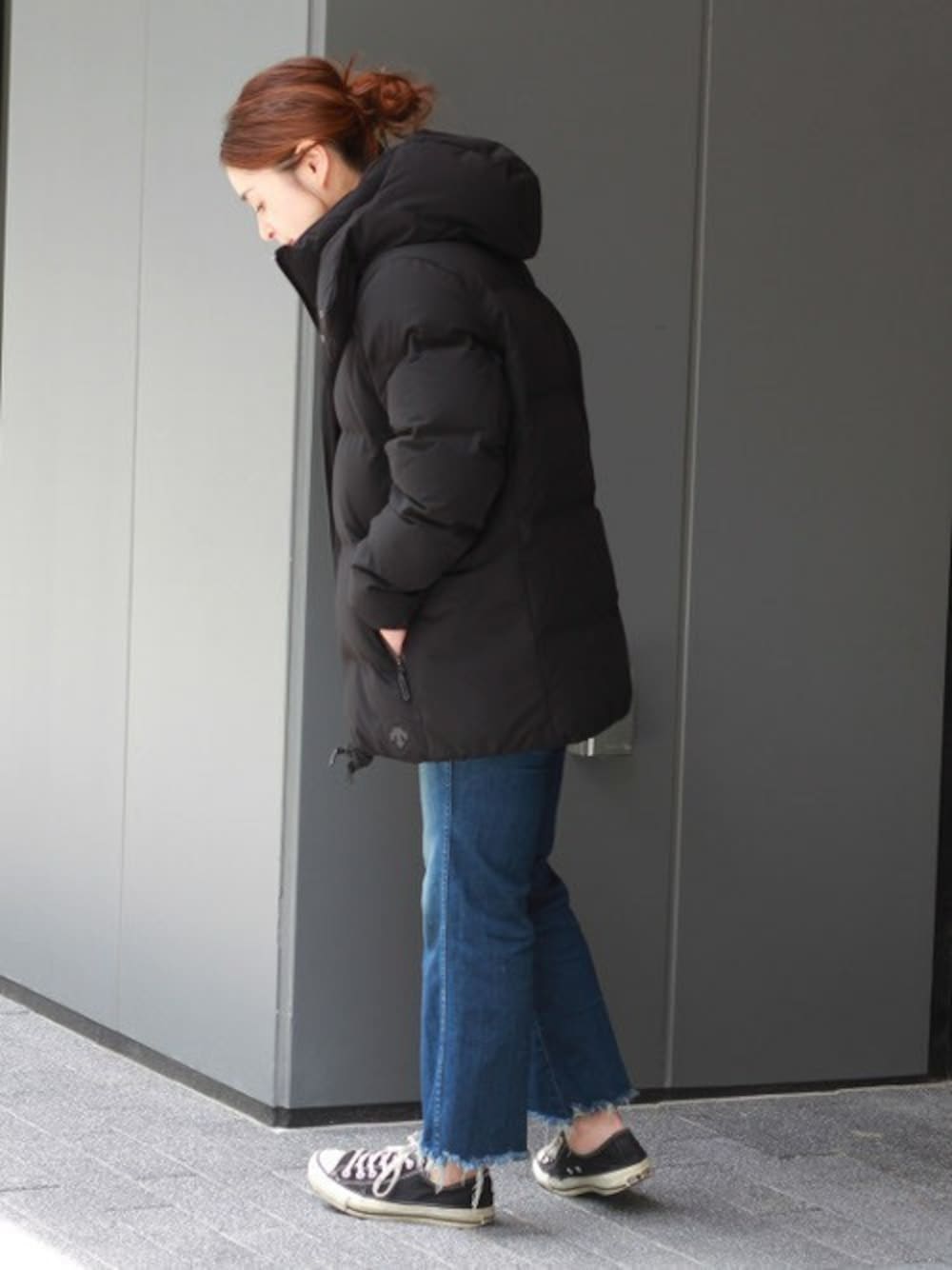 ブラック系のダウンジャケット/コート、ブラック系のスニーカーを着用したレディースの秋コーディネートの1枚目の写真