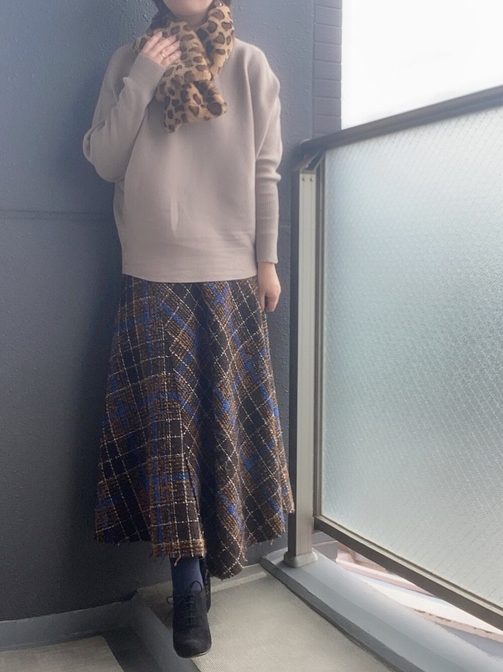 「きれいめカジュアル、今日のコーデ、着回しコーデ、オトナカジュアル、サロペットスカート、マフラーコーデ、ひょう柄、ママコーデ、PR」｜「MAYSON GREYの【socolla】大柄チェックフレアスカート（スカート、ブラウン系）」を使った、ゆづきさん（レディース・161cm）の冬コーディネートの1枚目の写真